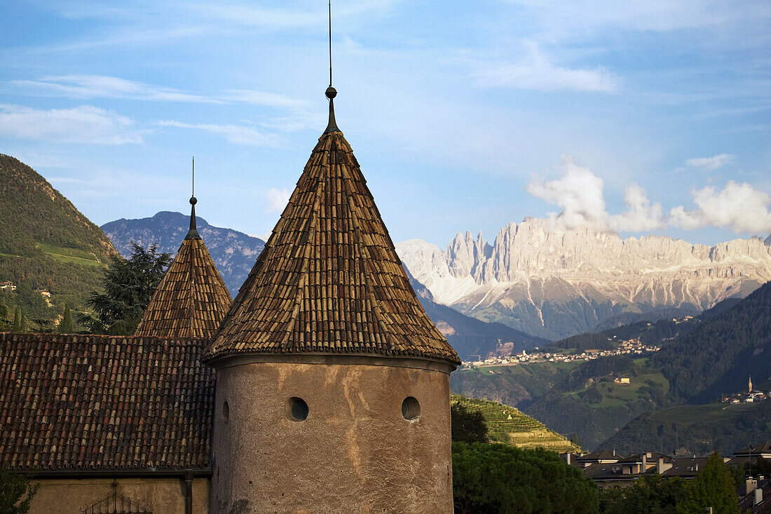 Italien, Südtirol, Bozen, Schlossturm mit Bergkette im Hintergrund