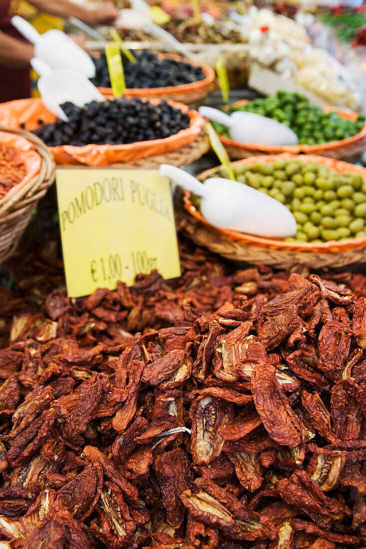 Italy, Emilia-Romagna, Ferrara, Close up of sun dried tomatoes and olives in a market