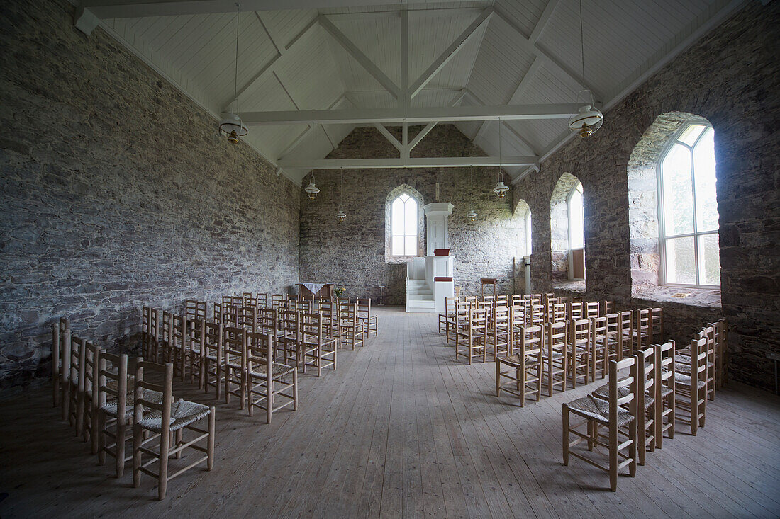 Innenraum einer Steinkirche mit Stuhlreihen; Applecross Peninsula, Highlands, Schottland, UK