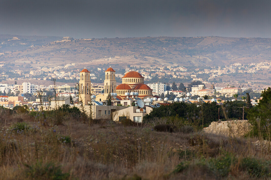 Großes Gebäude mit roter Kuppel in der Ferne; Paphos, Zypern