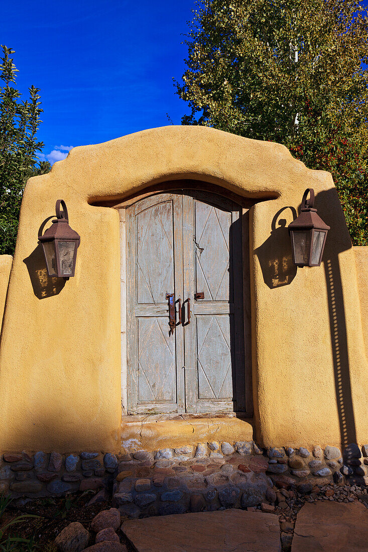 USA, New Mexico, Santa Fe, Adobe doorway