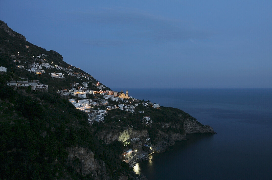 Italien, Salerno, Dorf an der Amalfiküste bei Nacht; Positano