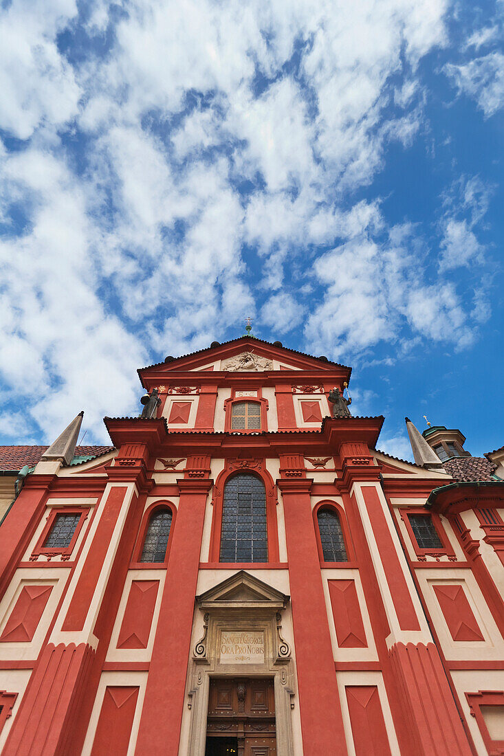 Tschechische Republik, Blick von unten auf ein Gebäude mit roter und gelber Fassade; Prag