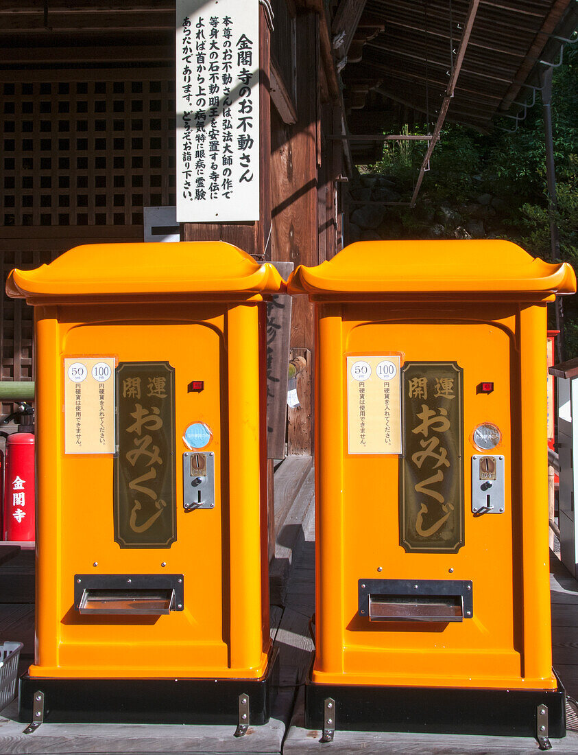 Japan, Kyoto, Zwei leuchtend gelbe Verkaufsautomaten nebeneinander in der Teapot Lane