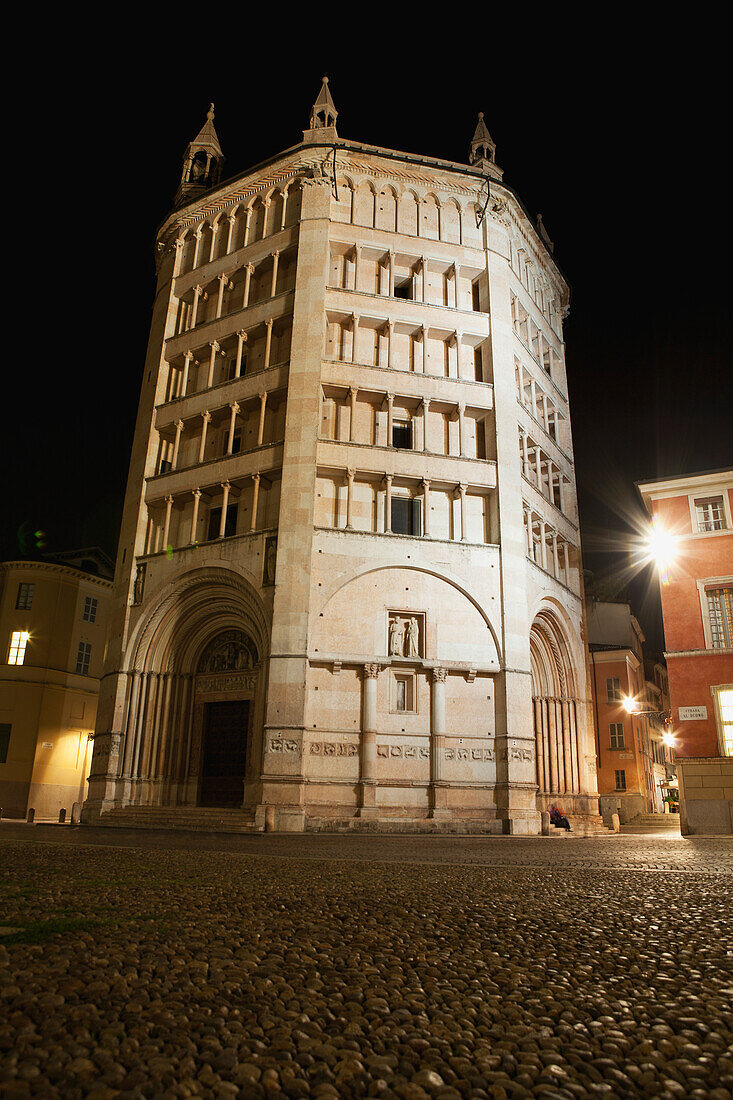 Italien, Emilia-Romagna, Parma, Blick von unten auf das achteckige Marmorbaptisterium bei Nacht