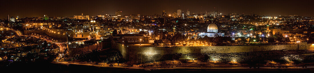 Israel, Panorama-Stadtbild vom Ölberg bei Nacht; Jerusalem