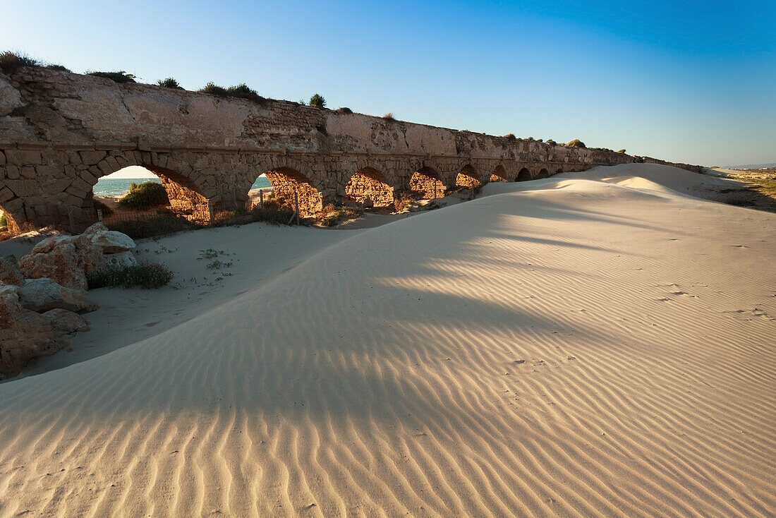 Israel, nahe der Stadt Caesarea. Die antike Stadt Caesarea Maritima mit ihrem Hafen wurde von Herodes dem Großen erbaut. Die Stadt war in der spätrömischen und byzantinischen Ära besiedelt; Caesarea Maritima National Park, Caesarea Maritima ist ein Nationalpark an der israelischen Küste