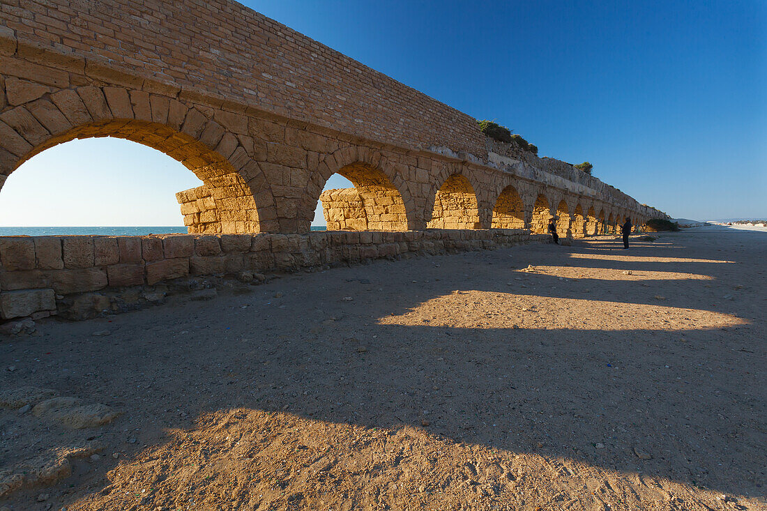 Israel, nahe der Stadt Caesarea. Die antike Stadt Caesarea Maritima mit ihrem Hafen wurde von Herodes dem Großen erbaut. Die Stadt war in der spätrömischen und byzantinischen Ära besiedelt; Caesarea Maritima National Park, Caesarea Maritima ist ein Nationalpark an der israelischen Küste