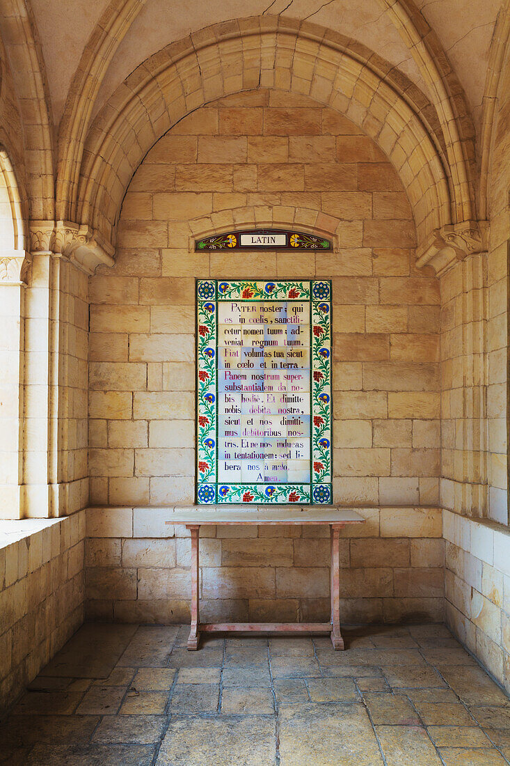 Israel, Diese Kirche ist über einer Höhle erbaut, in der Jesus seine Jünger das Gebet gelehrt haben soll, das mit "Vater unser im Himmel" beginnt; Jerusalem