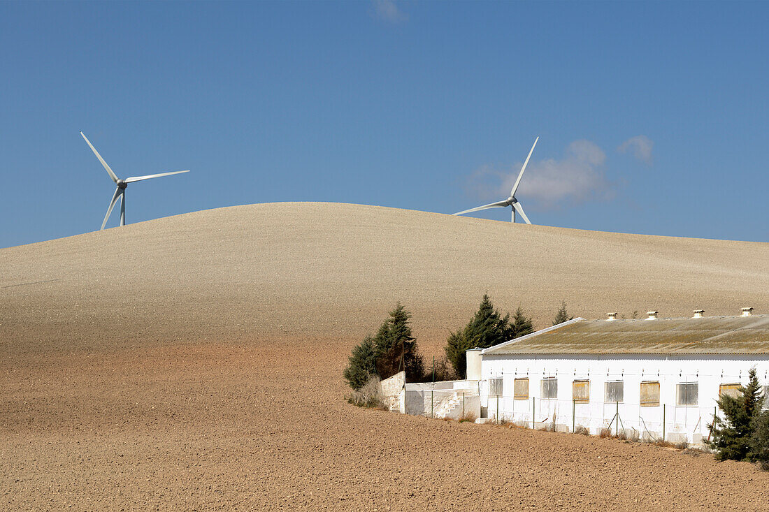 Spanien, Andalusien, Malaga, Windkraftanlagen in der Landschaft; Campillos