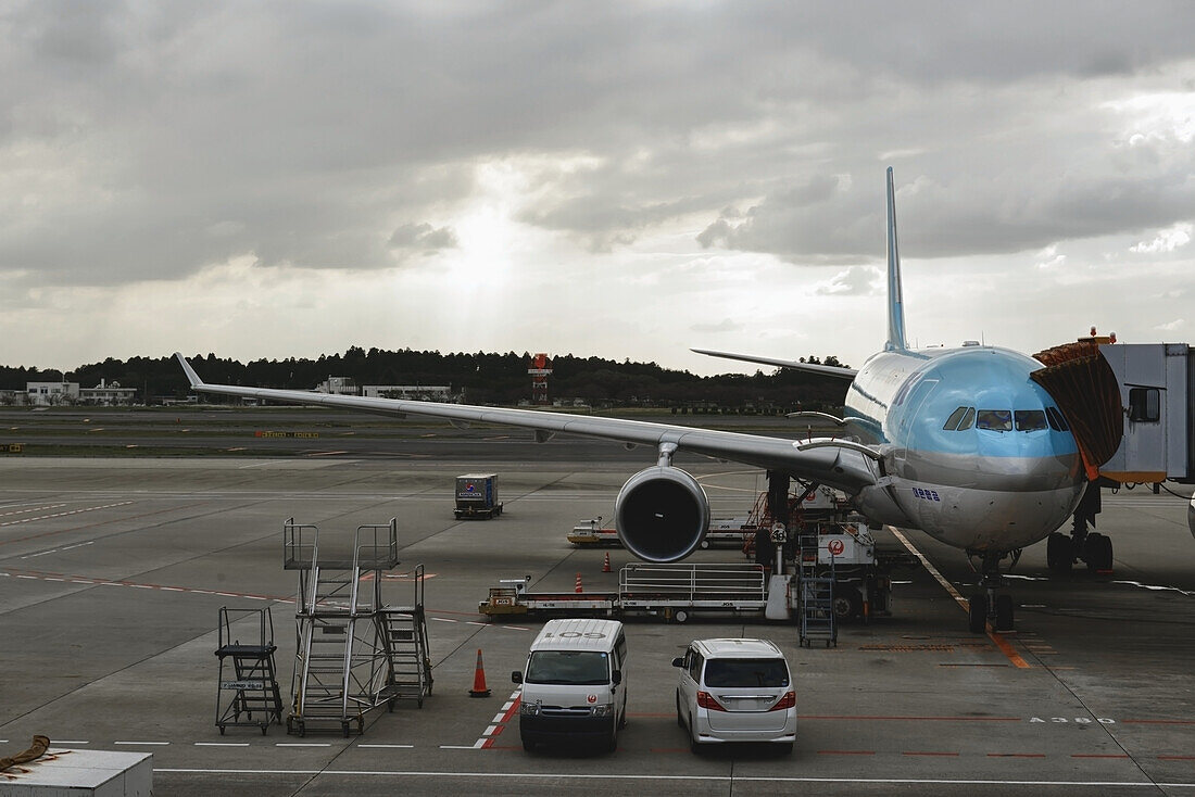 Canada, Ontario, Plane waiting to be boarded; Hamilton