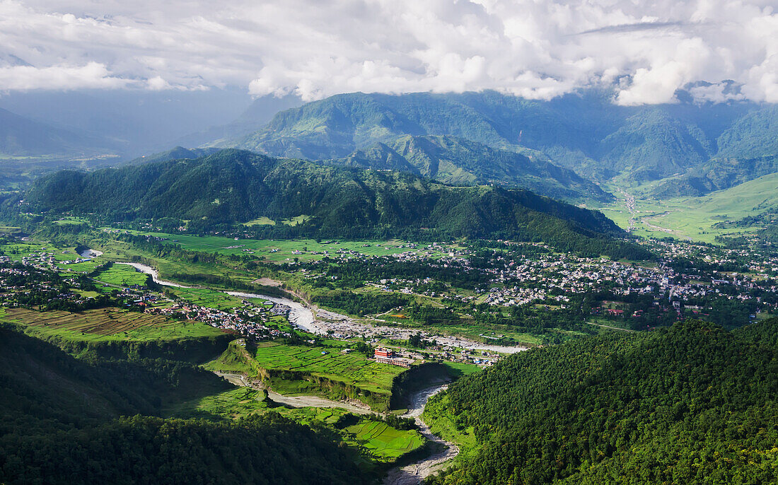 Nepal, Blick auf Stadt und Tal vom Sarangkot-Berg; Pokhara