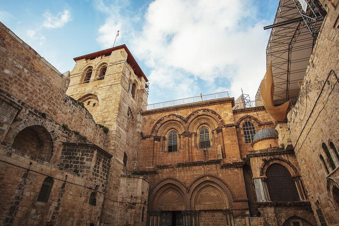 Israel, wo Jesus gekreuzigt wurde; Jerusalem, oder Auferstehungskirche der östlichen Christen. Sie liegt ein paar Schritte von Muristan entfernt. Die Stätte wird als Golgatha verehrt, auch Grabeskirche, Grabeskirche oder Grabeskirche genannt.