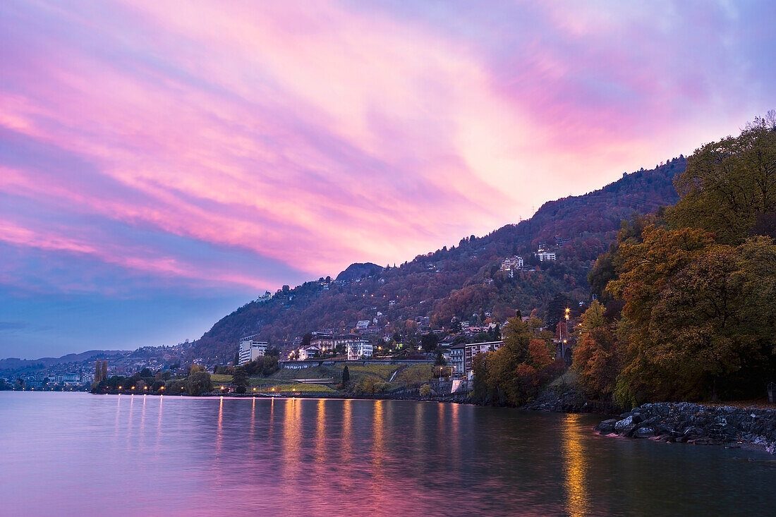 Schweiz, Himmel in der Morgendämmerung über dem Genfersee; Saint-Saphorin