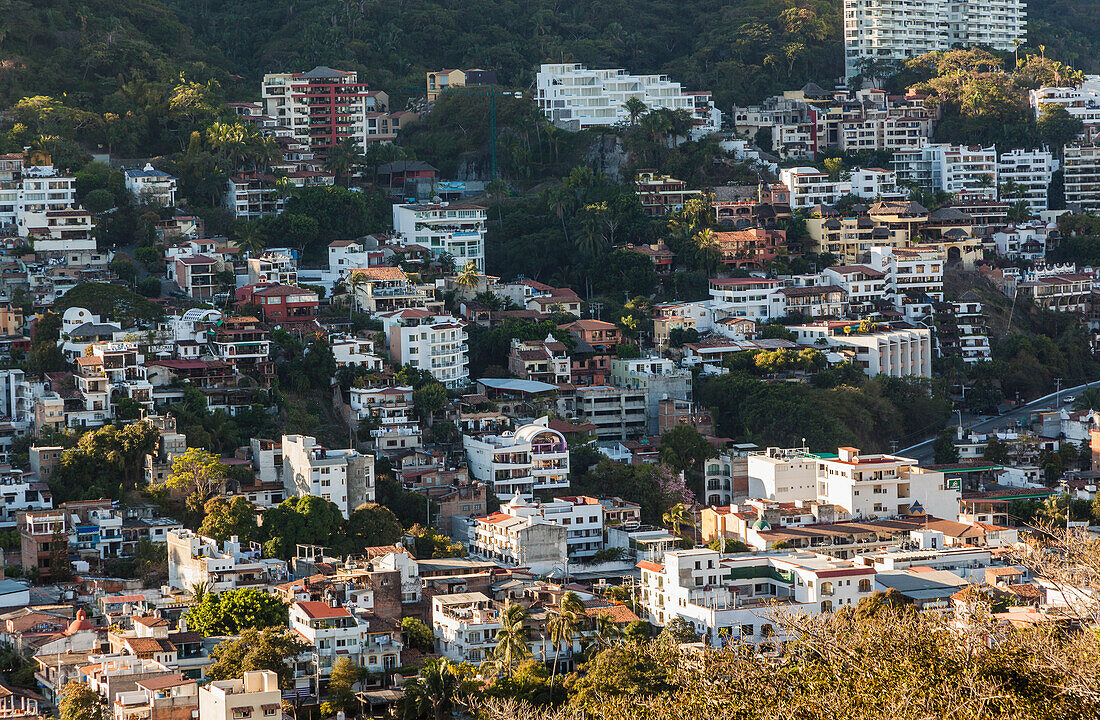 Mexiko, wo der Wohnungsbau für Einheimische und Touristen boomt; Puerto Vallarta, Hänge von Puerto Vallarta