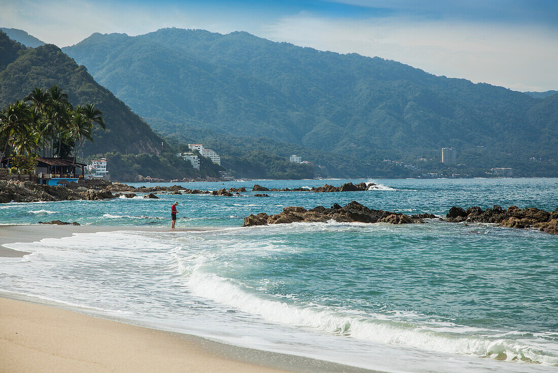 Mexiko, Mann steht am Conchas Chinas Strand; Puerto Vallarta