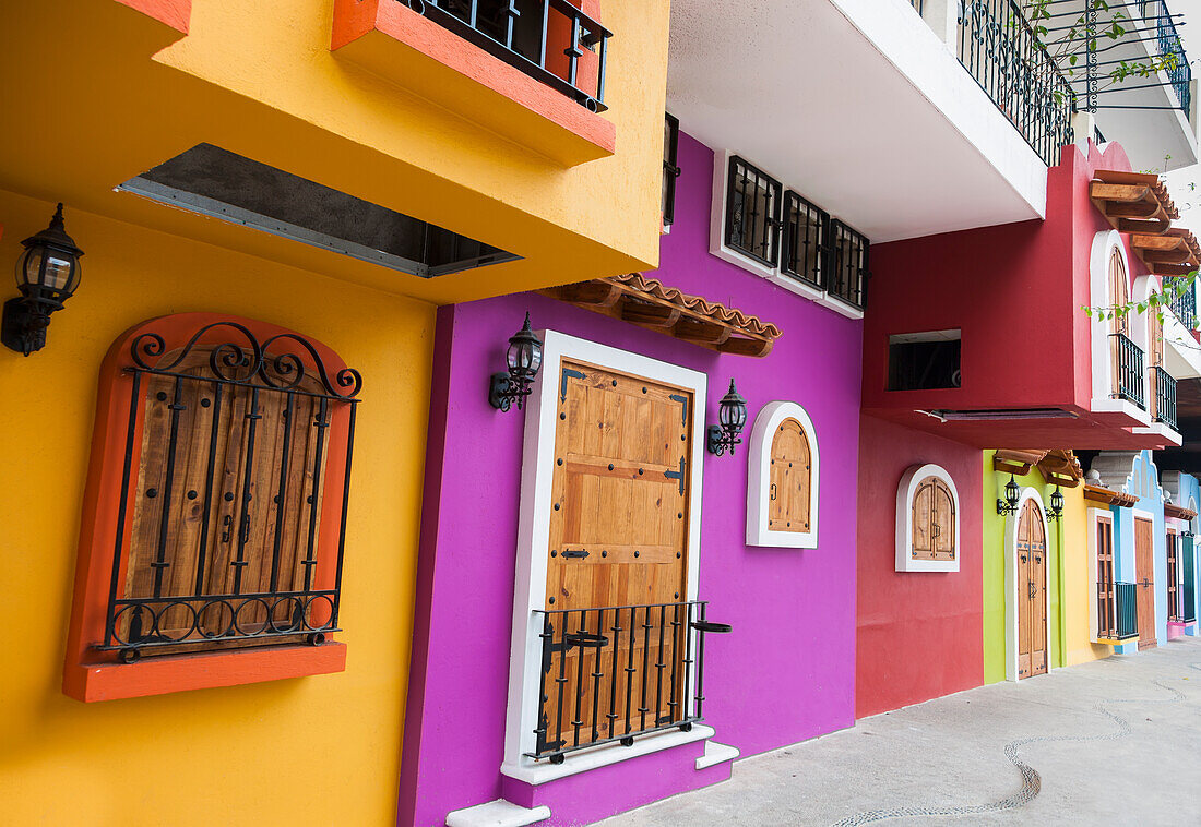Mexiko, Buntes Äußeres mit für Mexiko typischen Holzfenstern und -türen; Puerto Vallarta