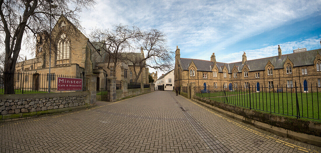 Ein Fußweg, der zu einer Kirche und Wohngebäuden führt; Sunderland, Tyne And Wear, England