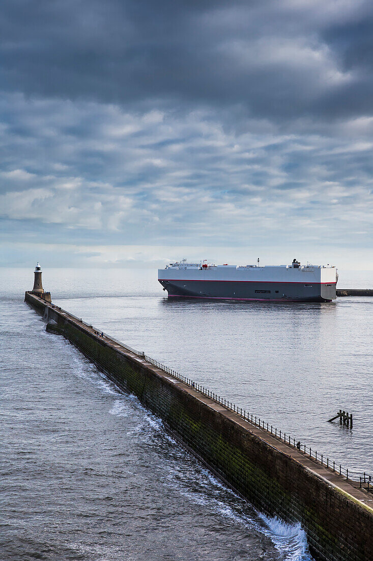 Ein Schiff und Wellenbrecher auf dem Fluss Tyne; North Shields, Tyne And Wear, England