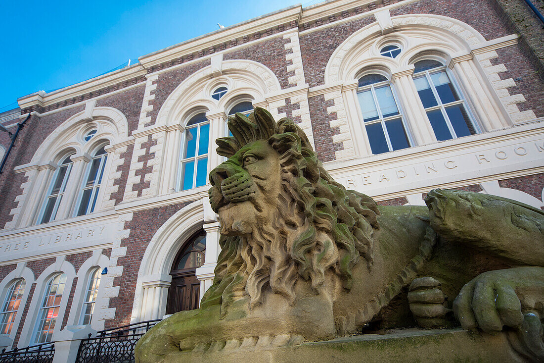 Eine Löwenstatue vor einer Bibliothek; South Shields, Tyne And Wear, England