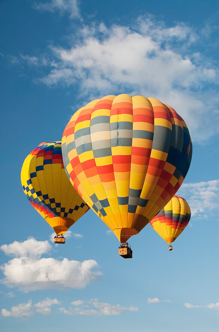 Bunte Heißluftballons im Flug zur Balloon Fiesta; Albuquerque, New Mexico, Vereinigte Staaten von Amerika