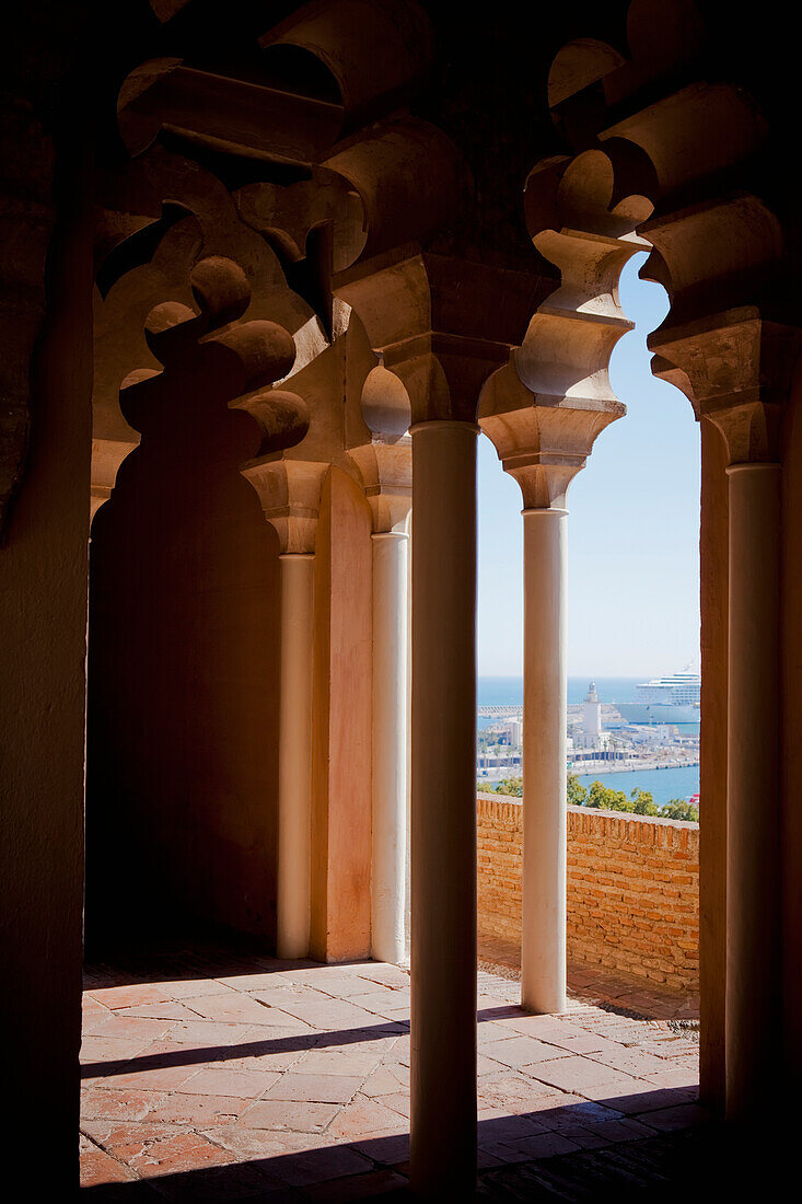 Wunderschöne muslimische und maurisch beeinflusste Architektur an der Alcazaba; Malaga, Andalusien, Spanien