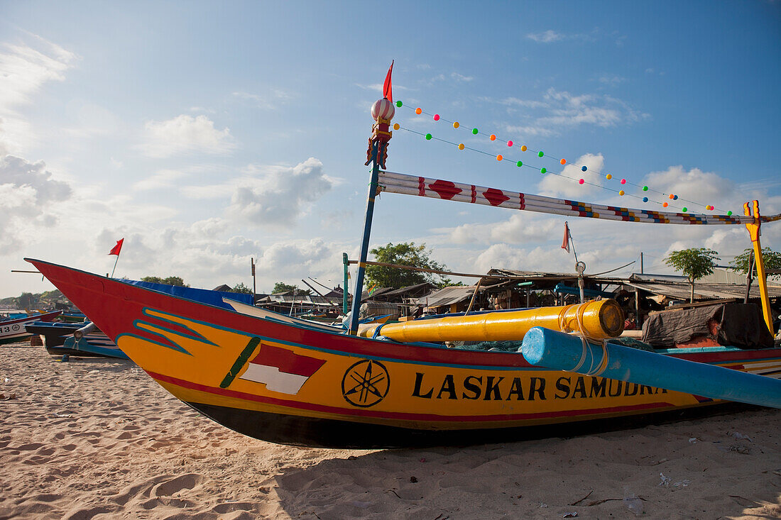 Fischerboote legen an den Stränden von Jimbaran an; Bali, Indonesien