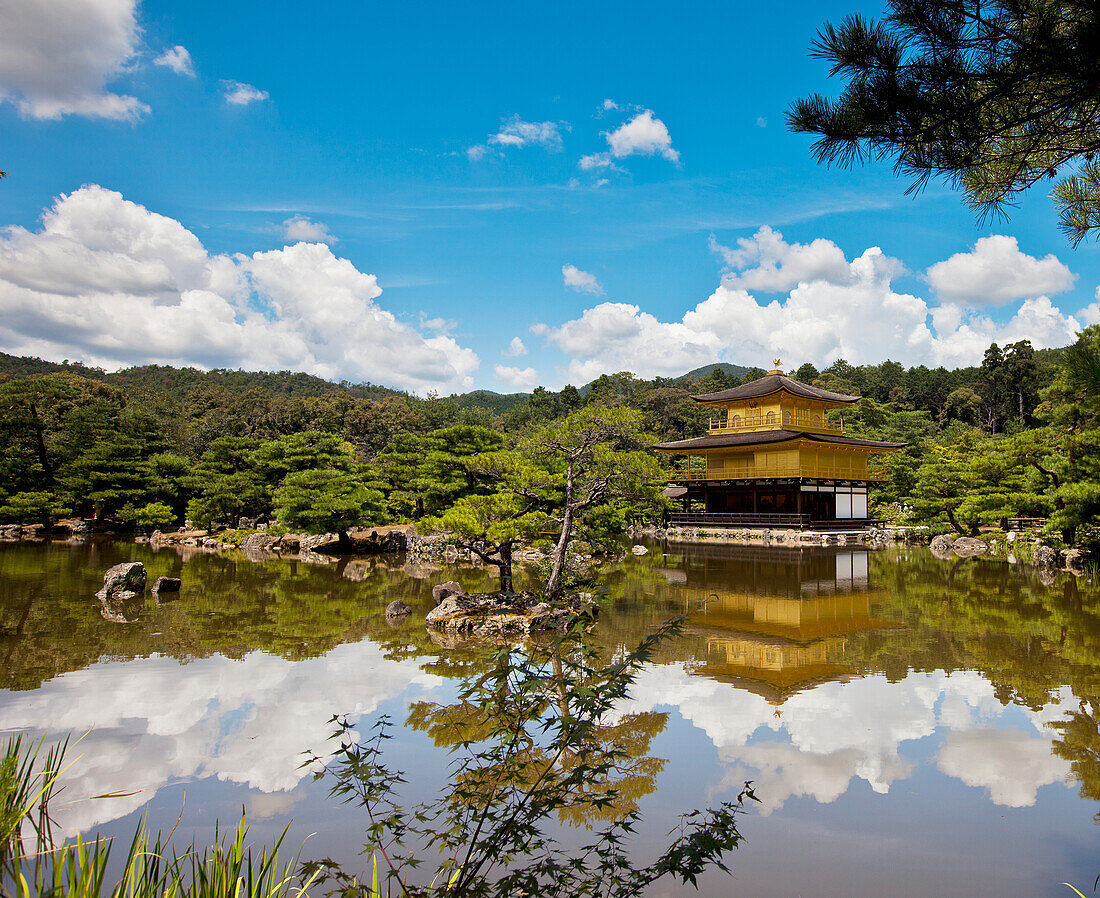 Goldener Pavillon, mit einem Gartendesign aus der Muromachi-Periode; Kyoto, Japan