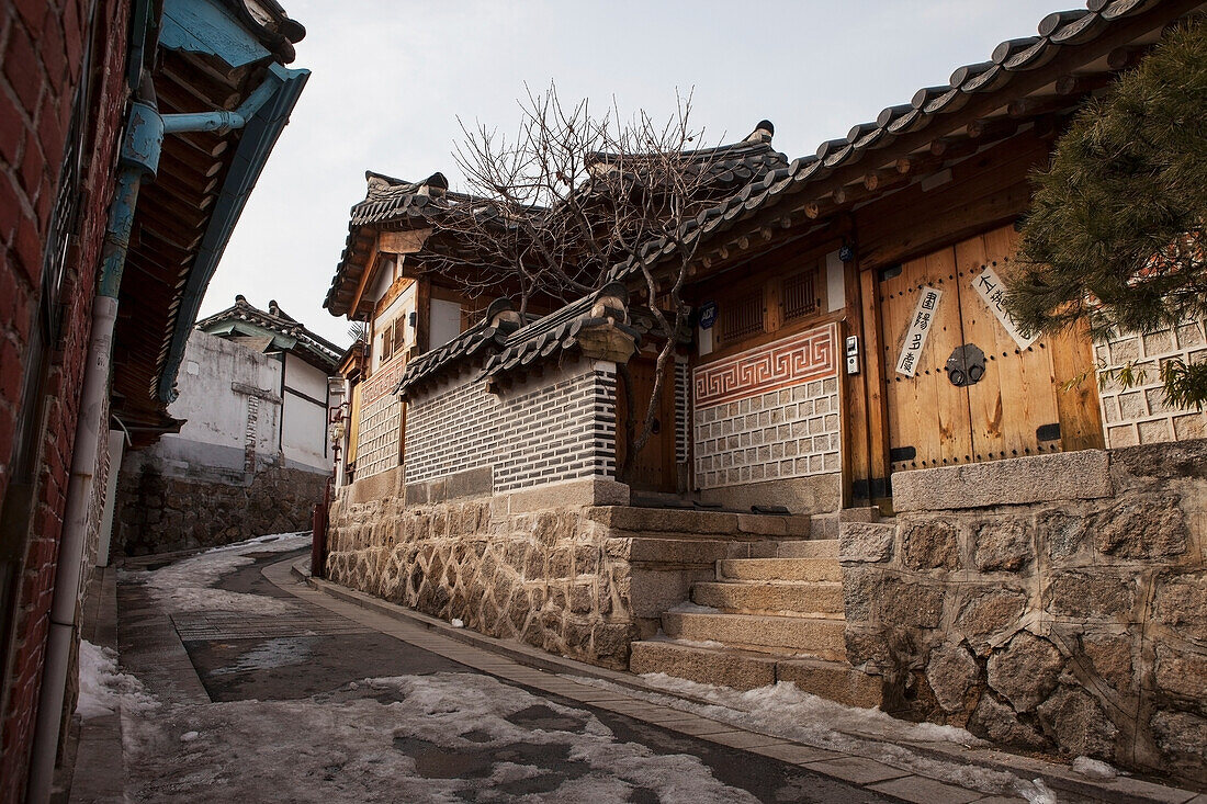 Eine gut erhaltene Nachbarschaft im Bokchon Hanok Dorf; Seoul, Korea