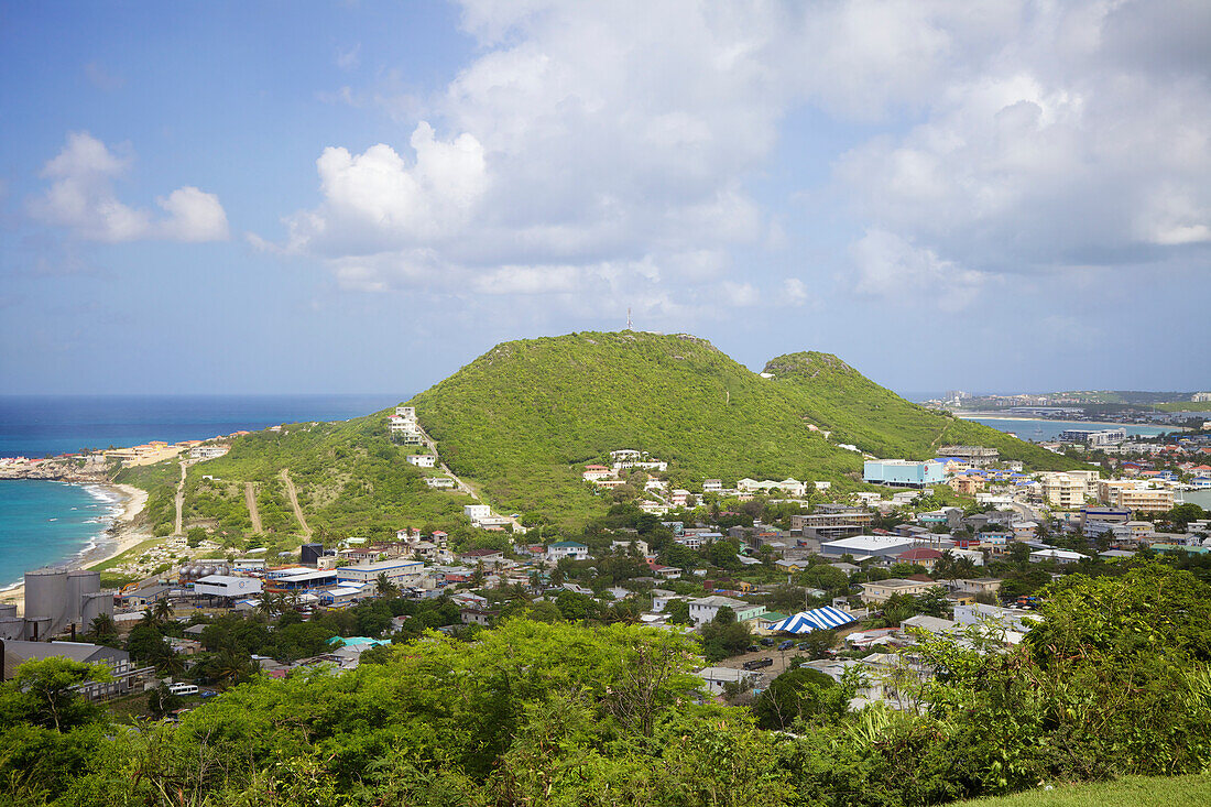 Blick auf Cole Bay und Simpson Bay; Sint Maarten, Niederländische Westindische Inseln