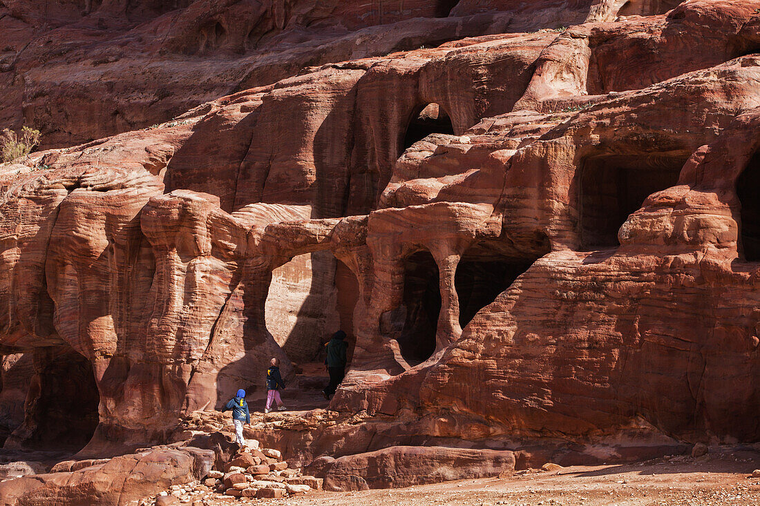 Jordanien, Touristen besichtigen antike Gebäude; Petra