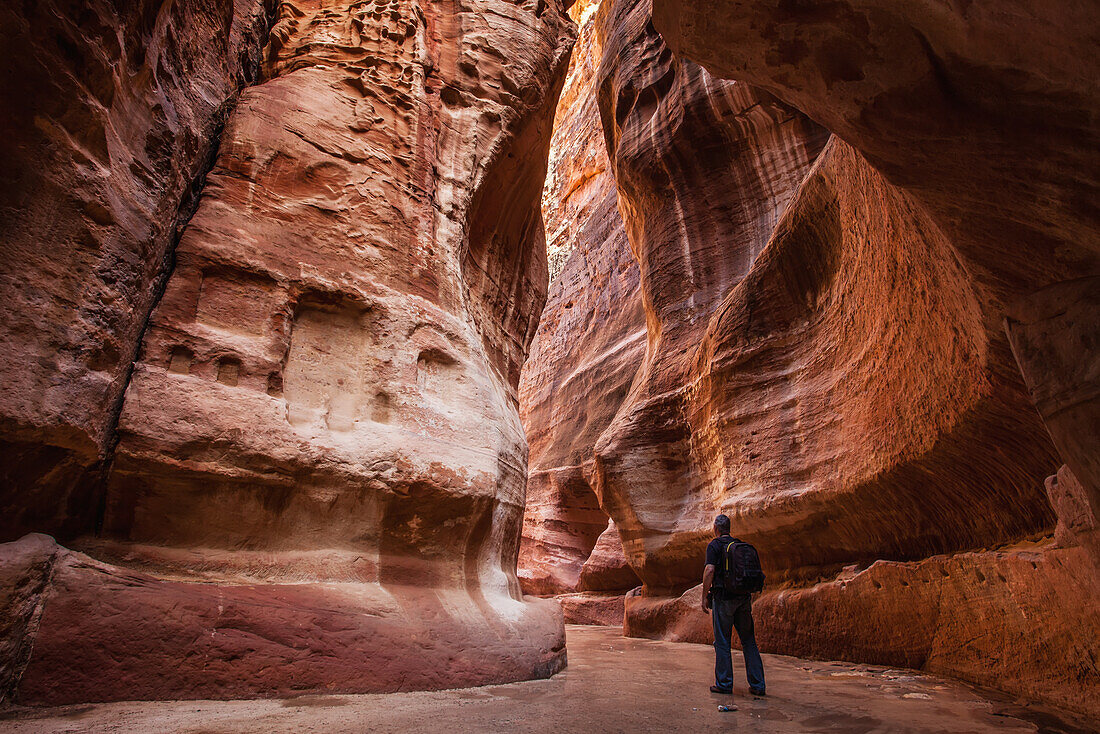 Jordanien, Mann schaut auf Felsformationen; Petra