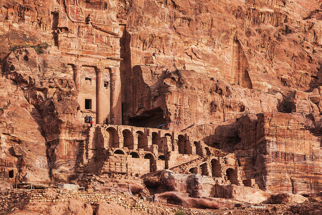 Jordanien, Fassade eines antiken Felsengebäudes; Petra