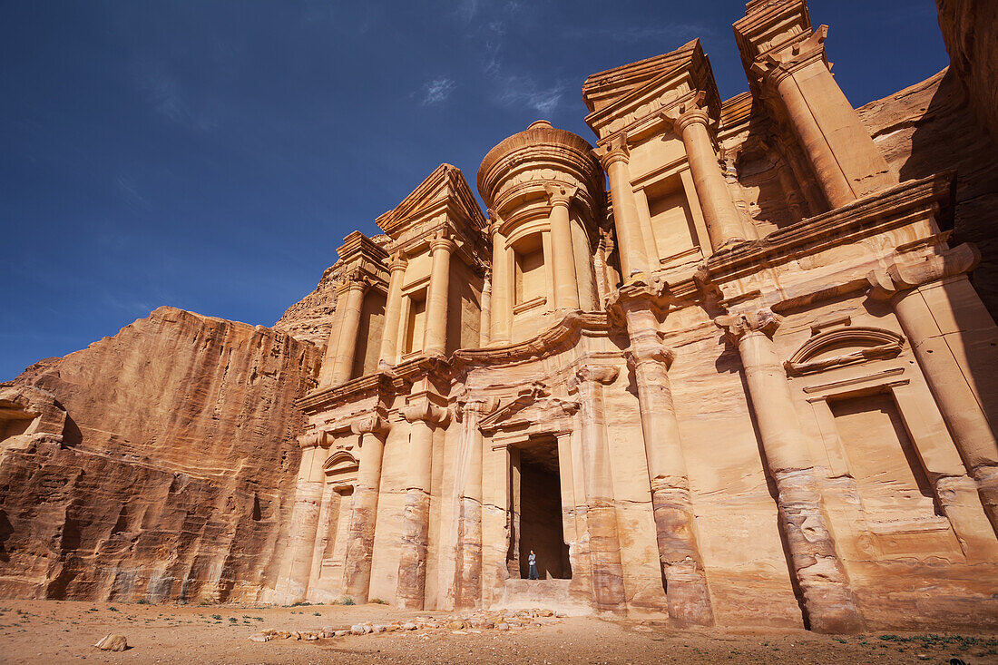 Jordanien, es ist 50 Meter breit und etwa 45 Meter hoch; Petra, Ad Deir (arabisch für Das Kloster) ist ein monumentales, aus dem Fels gehauenes Gebäude in der antiken Stadt Petra. Erbaut von Nabatäern im 1. Jahrhundert