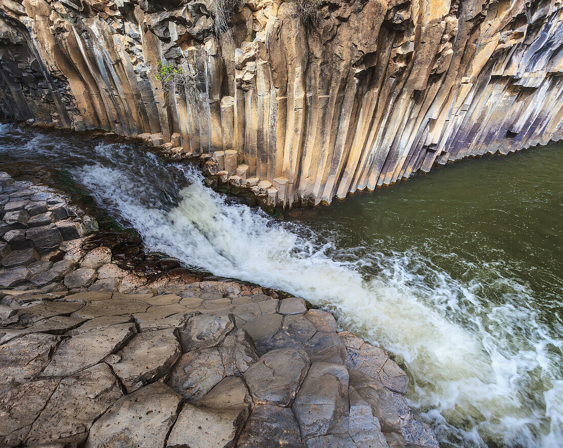 Israel, Blick auf Säulenbasalt und Wasserfall; Yehudiya Nature Reserve