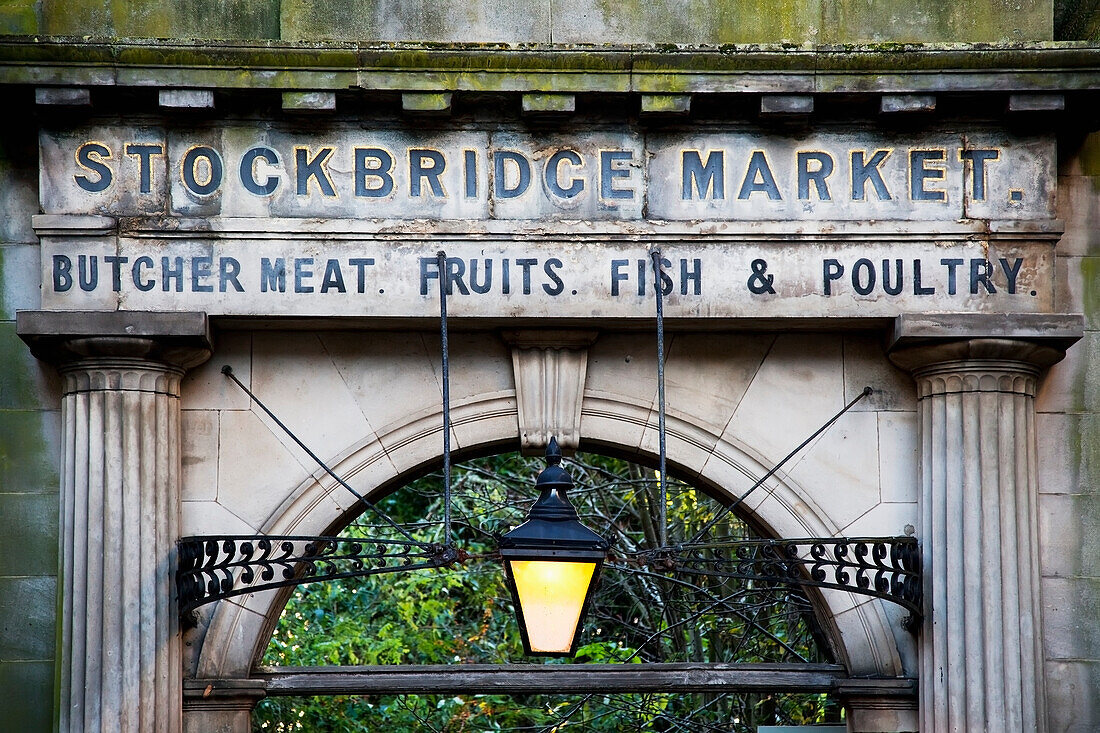 Vereinigtes Königreich, Schottland, Eingangsbogen des Stockbridge-Marktes; Edinburgh
