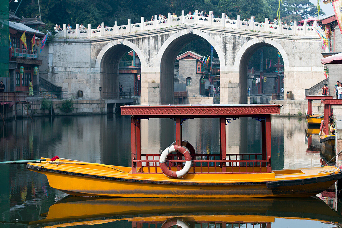 Ein Boot in ruhigem Wasser an der Küste; Peking, China
