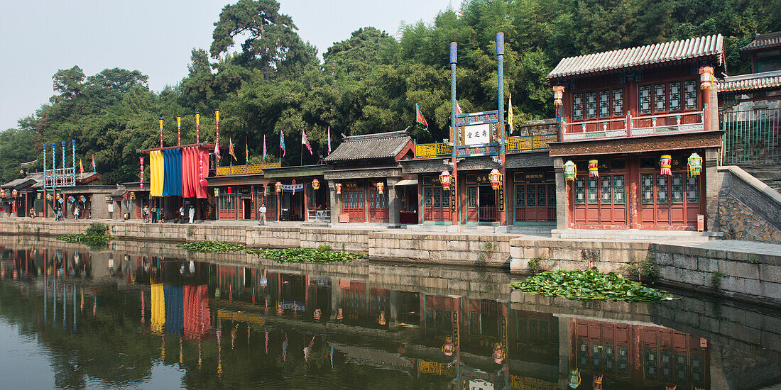 Gebäude entlang des Flusses; Peking, China