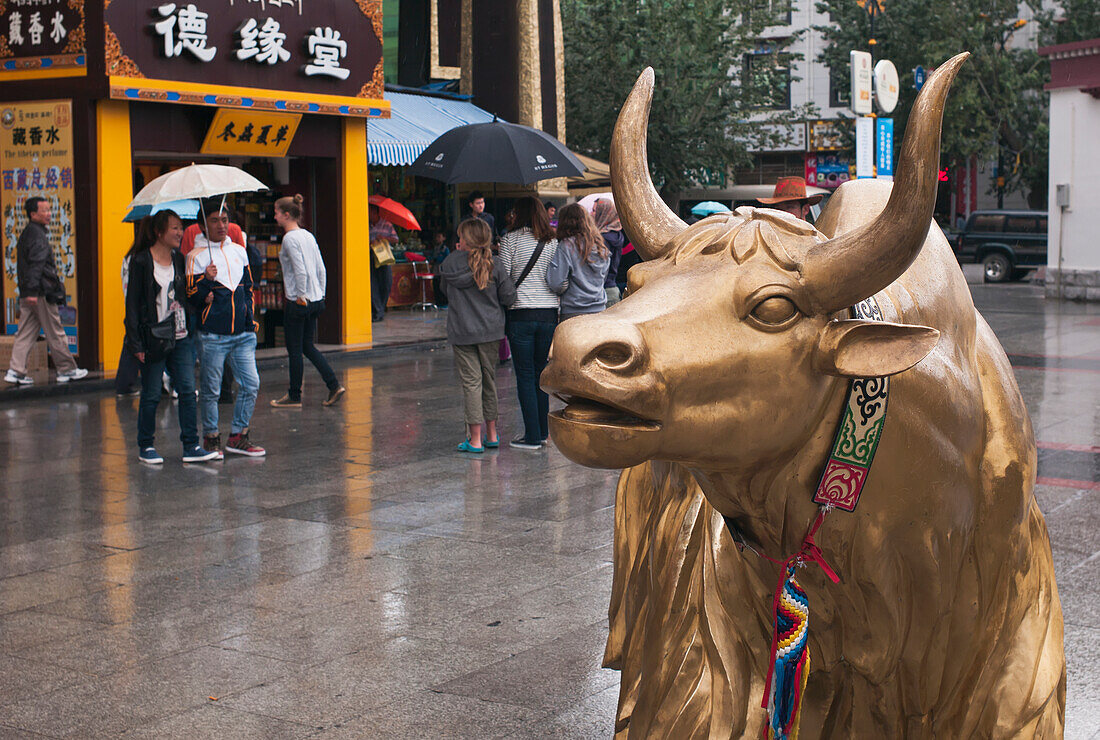 Eine goldene Ochsenstatue an einem regnerischen Tag; Tibet, China