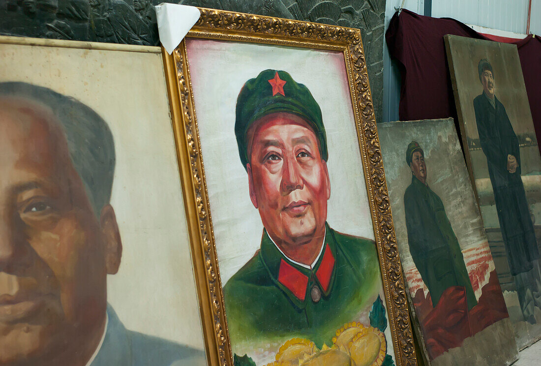 Alte Fotografien chinesischer Staatsoberhäupter in einer Reihe auf dem Panjiayuan Antiquitätenmarkt; Peking, China