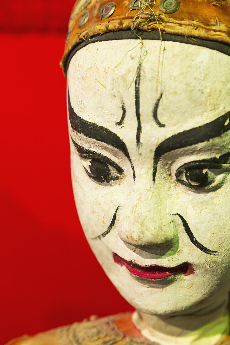 Puppe eines Clowns aus Holz und Textilien, die in chinesischen Theaterproduktionen verwendet wird, ausgestellt im Macau Museum; Macau, China