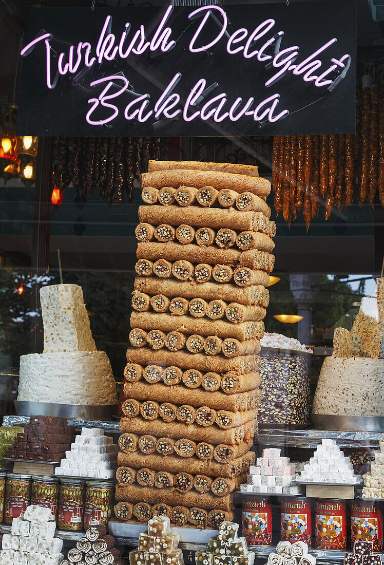 Schaufenster eines Ladens, der türkische Süßspeisen verkauft; Istanbul, Türkei