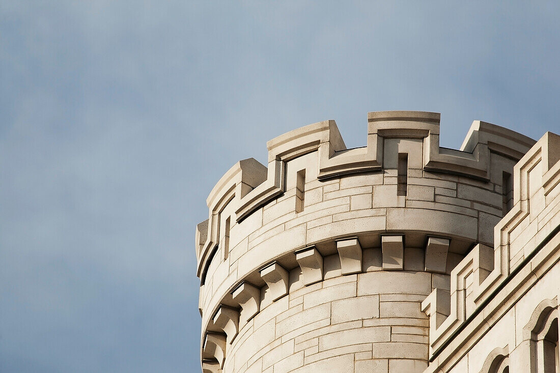 Nahaufnahme der Spitze eines Schlossturms mit blauem Himmel und Wolken; Toronto, Ontario, Kanada