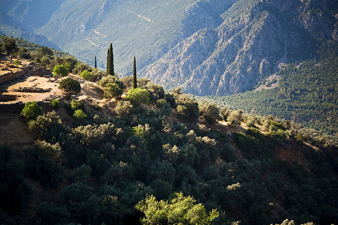 Delphi Landschaft mit antiker Turnhalle; Delphi, Griechenland