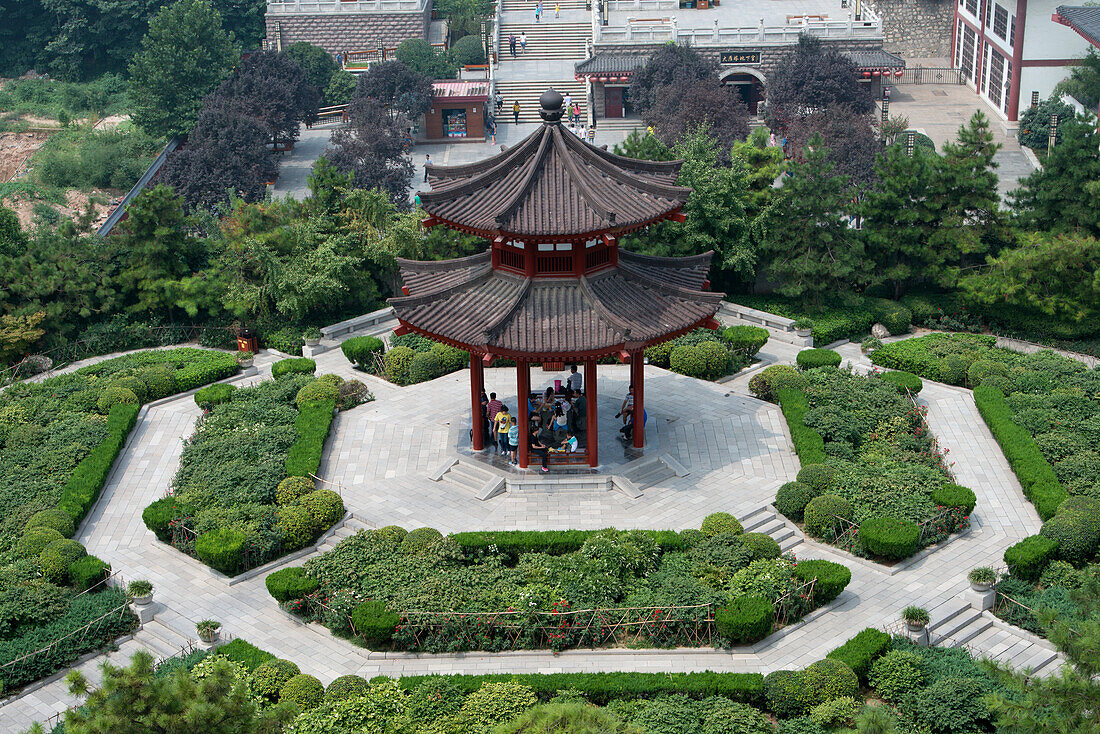 Hochformatige Ansicht von Menschen, die unter einer Pagode sitzen; Xi'an, Shaanxi, China