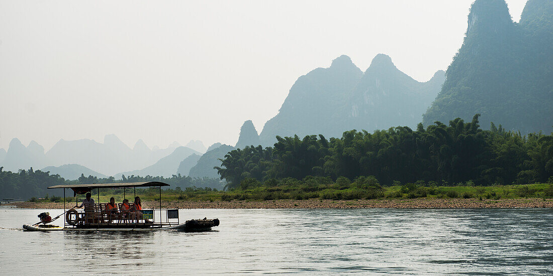 Touristen machen eine Bootsfahrt auf dem Li-Fluss; Guilin, Guangxi, China