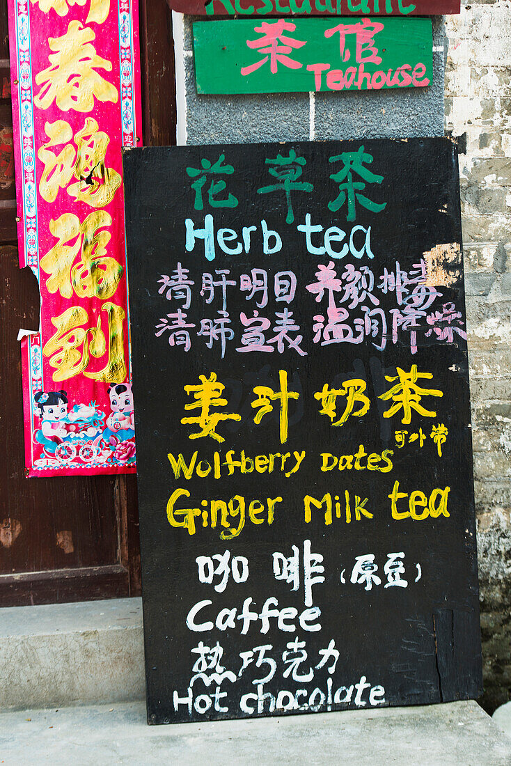 Schild für ein Teehaus mit Verkaufsangeboten; Guilin, Guangxi, China