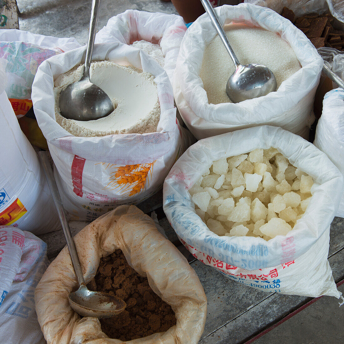 Tüten mit Lebensmitteln und Schöpfkellen zum Auslöffeln; Yangshuo, Guangxi, China