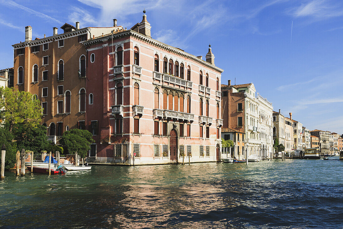 Gebäude und Boote entlang des Canal Grande; Venedig, Italien