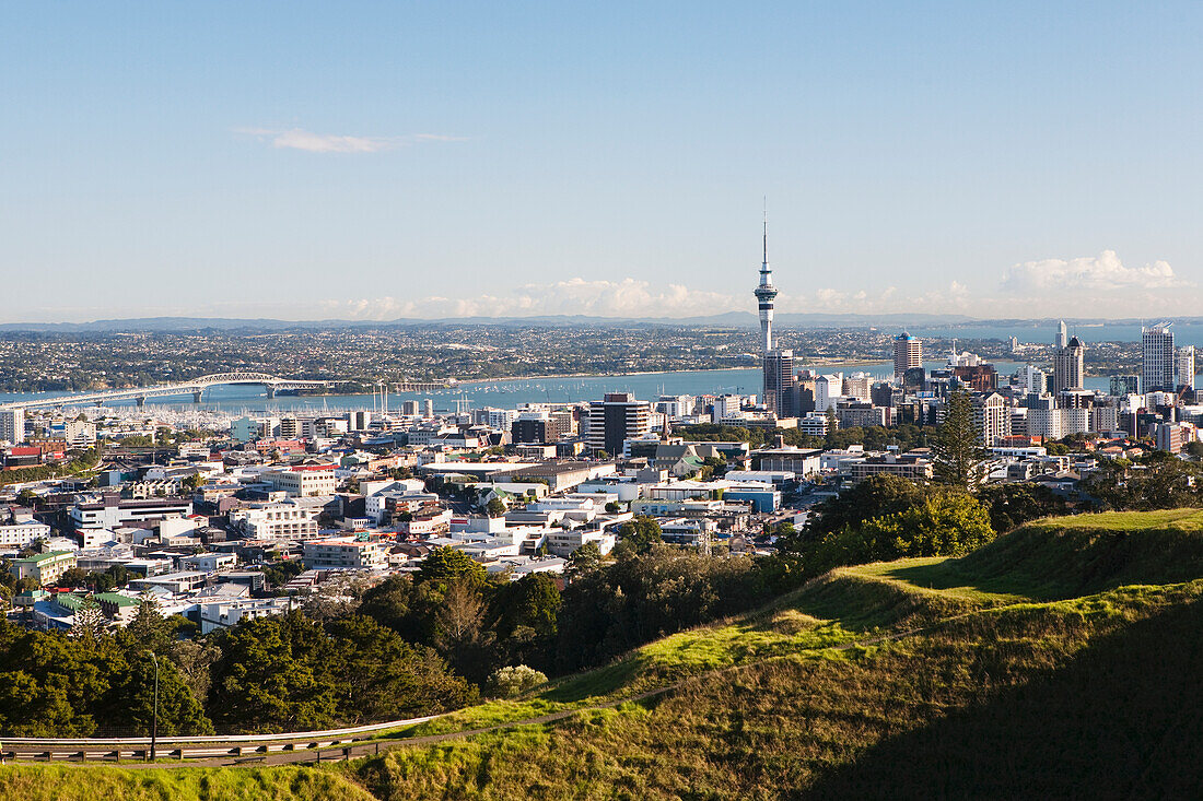 Blick auf die Stadt Auckland und den Sky Tower von Mt. Eden; Auckland, Neuseeland